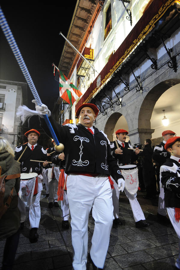 Azpeitia vuelve a unirse en la fiesta de San Sebastián donde los tambores suenan a un mismo tiempo y llenan de colorido la localidad.