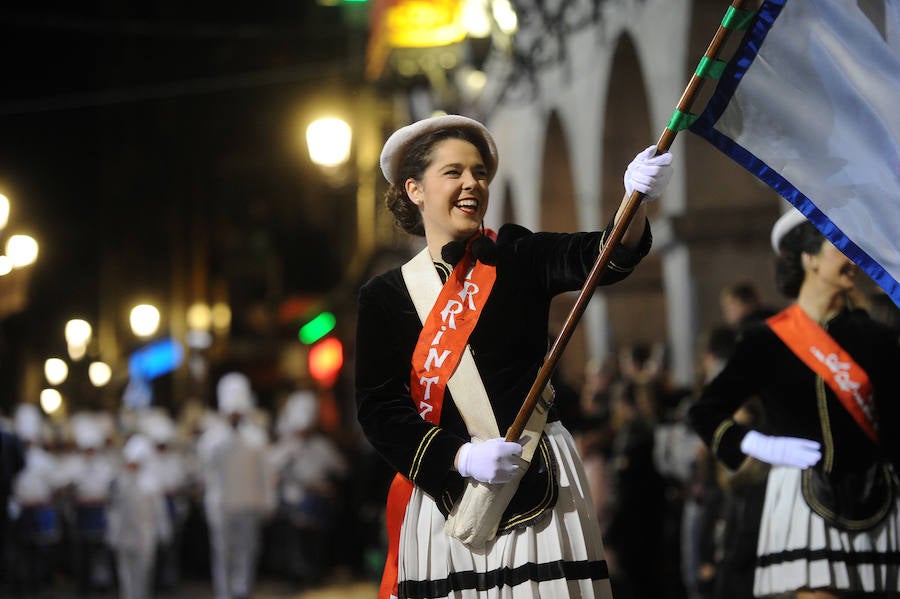 Azpeitia vuelve a unirse en la fiesta de San Sebastián donde los tambores suenan a un mismo tiempo y llenan de colorido la localidad.