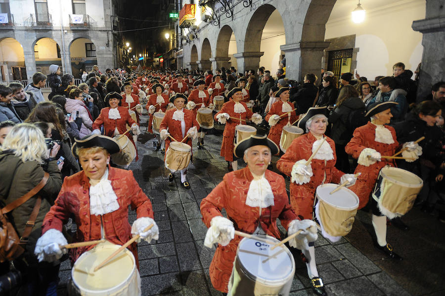 Azpeitia vuelve a unirse en la fiesta de San Sebastián donde los tambores suenan a un mismo tiempo y llenan de colorido la localidad.