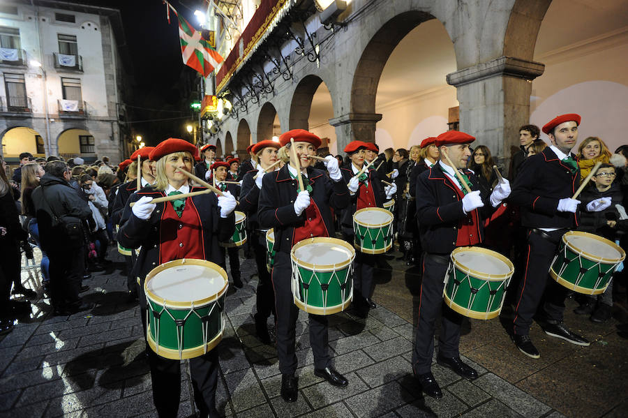 Azpeitia vuelve a unirse en la fiesta de San Sebastián donde los tambores suenan a un mismo tiempo y llenan de colorido la localidad.