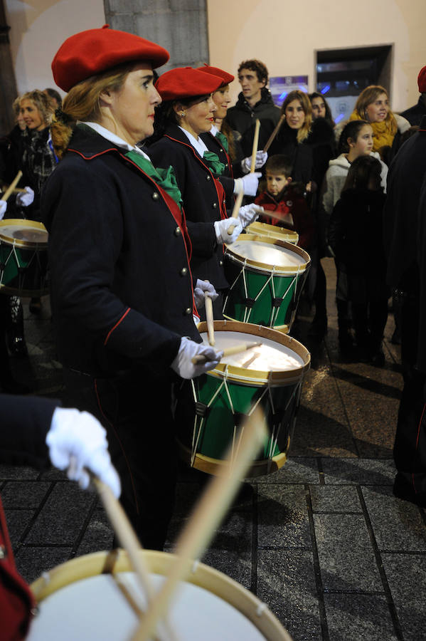 Azpeitia vuelve a unirse en la fiesta de San Sebastián donde los tambores suenan a un mismo tiempo y llenan de colorido la localidad.