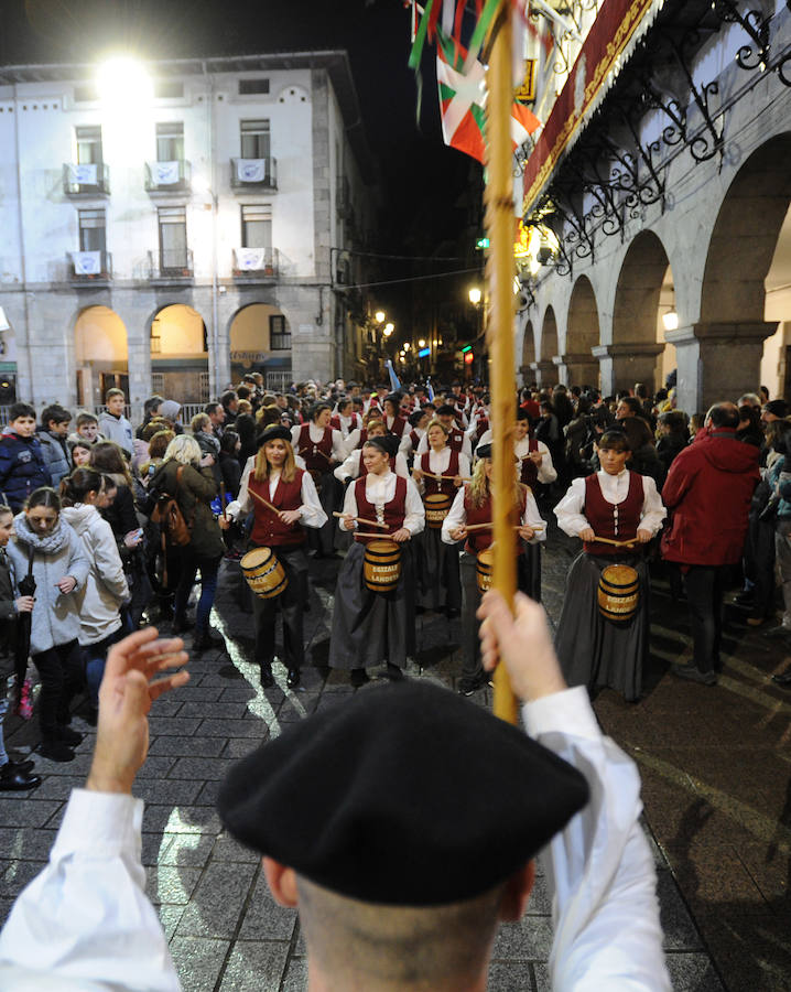 Azpeitia vuelve a unirse en la fiesta de San Sebastián donde los tambores suenan a un mismo tiempo y llenan de colorido la localidad.