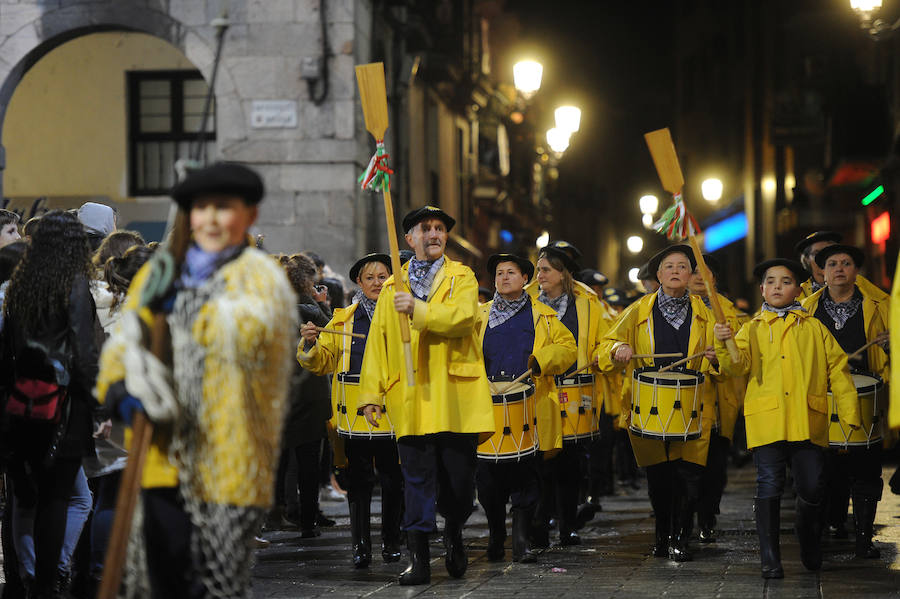Azpeitia vuelve a unirse en la fiesta de San Sebastián donde los tambores suenan a un mismo tiempo y llenan de colorido la localidad.