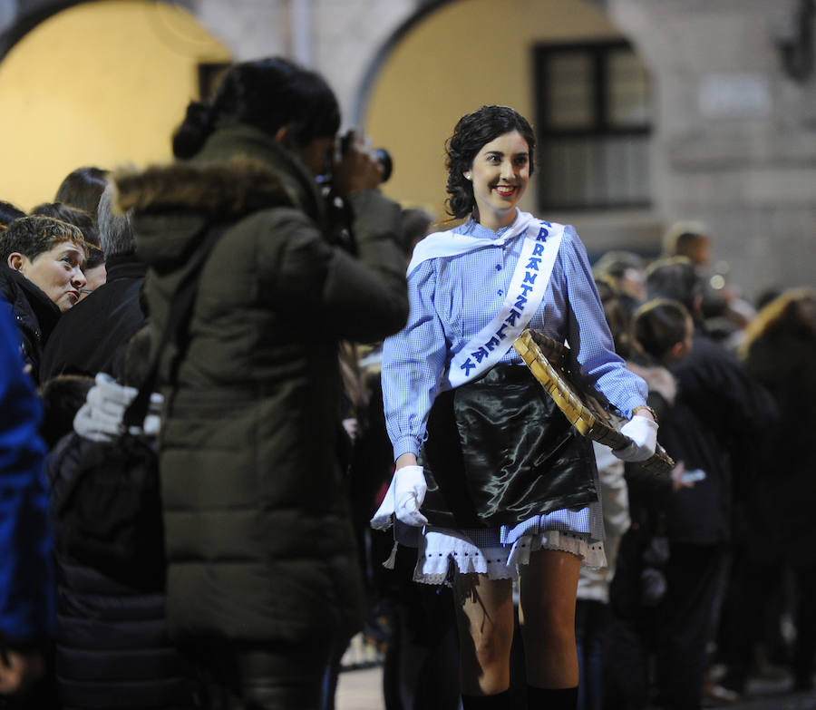 Azpeitia vuelve a unirse en la fiesta de San Sebastián donde los tambores suenan a un mismo tiempo y llenan de colorido la localidad.