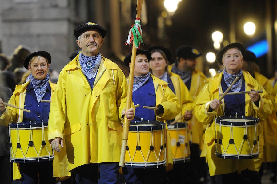 Azpeitia vuelve a unirse en la fiesta de San Sebastián donde los tambores suenan a un mismo tiempo y llenan de colorido la localidad.