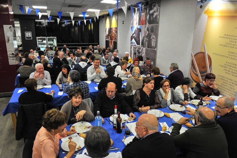 Un año más las sociedades de San Sebastián se han llenado de buen ambiente y mejor gastronomía en la víspera de su día grande y con un gran protagonista, Richard Oribe, Tambor de Oro 2018.