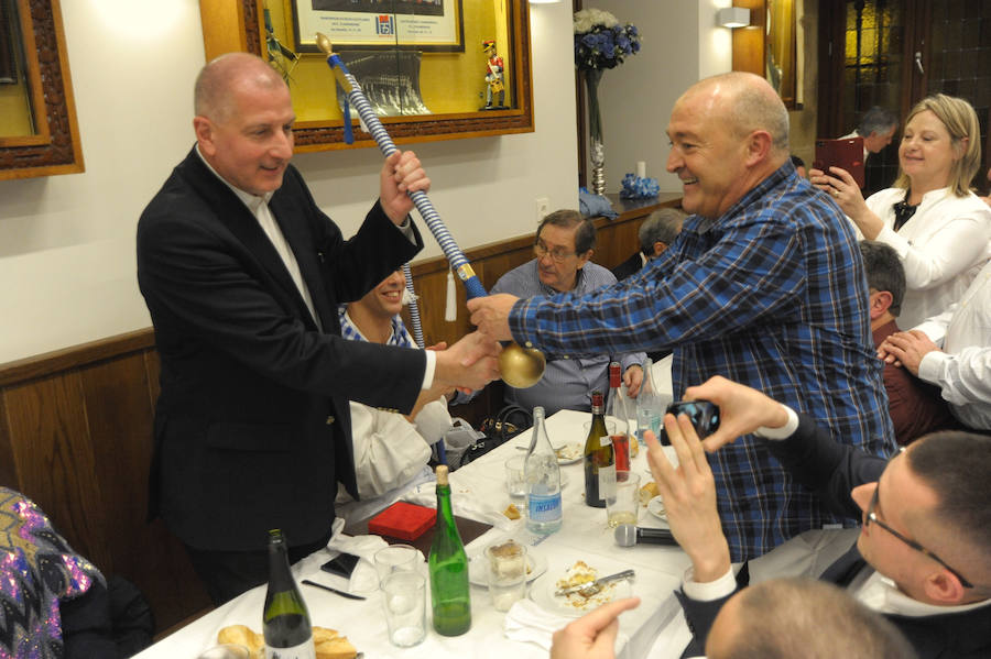 Un año más las sociedades de San Sebastián se han llenado de buen ambiente y mejor gastronomía en la víspera de su día grande y con un gran protagonista, Richard Oribe, Tambor de Oro 2018.