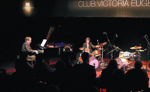 Un momento de la actuación ofrecida ayer en el Club del Victoria Eugenia por Double Drums Quartet, combo de Baiona que inauguró el proceso de selección de grupos locales de la 53ª edición del Heineken Jazzaldia.