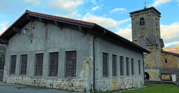 La antigua 'nesken eskola' está en el corazón de Araotz, junto a la parroquia y el frontón, y daría servicio a araoztarras y visitantes. 