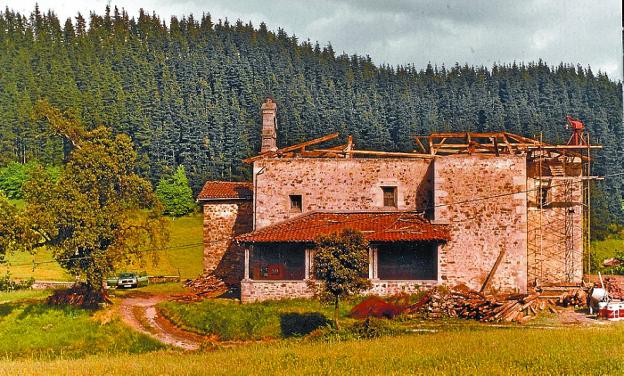 La ermita, enclavada en lo alto de Santxolopeztegi, sin el tejado. 