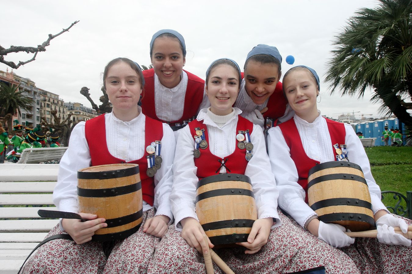 Casi 5.000 niños han desfilado por el centro de San Sebastián al son de la música de Sarriegui