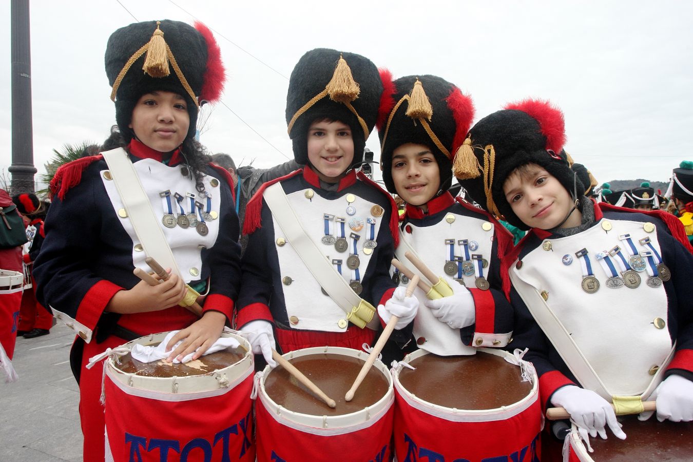 Casi 5.000 niños han desfilado por el centro de San Sebastián al son de la música de Sarriegui