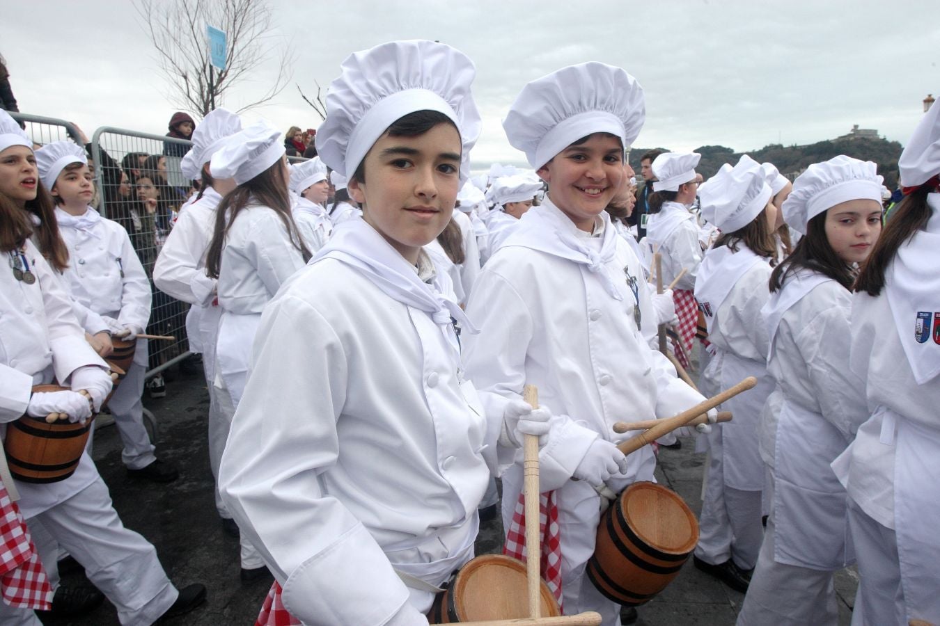 Casi 5.000 niños han desfilado por el centro de San Sebastián al son de la música de Sarriegui
