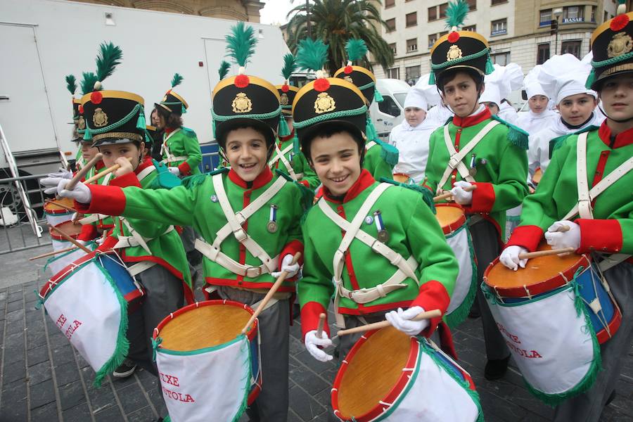 Casi 5.000 niños han desfilado por el centro de San Sebastián al son de la música de Sarriegui