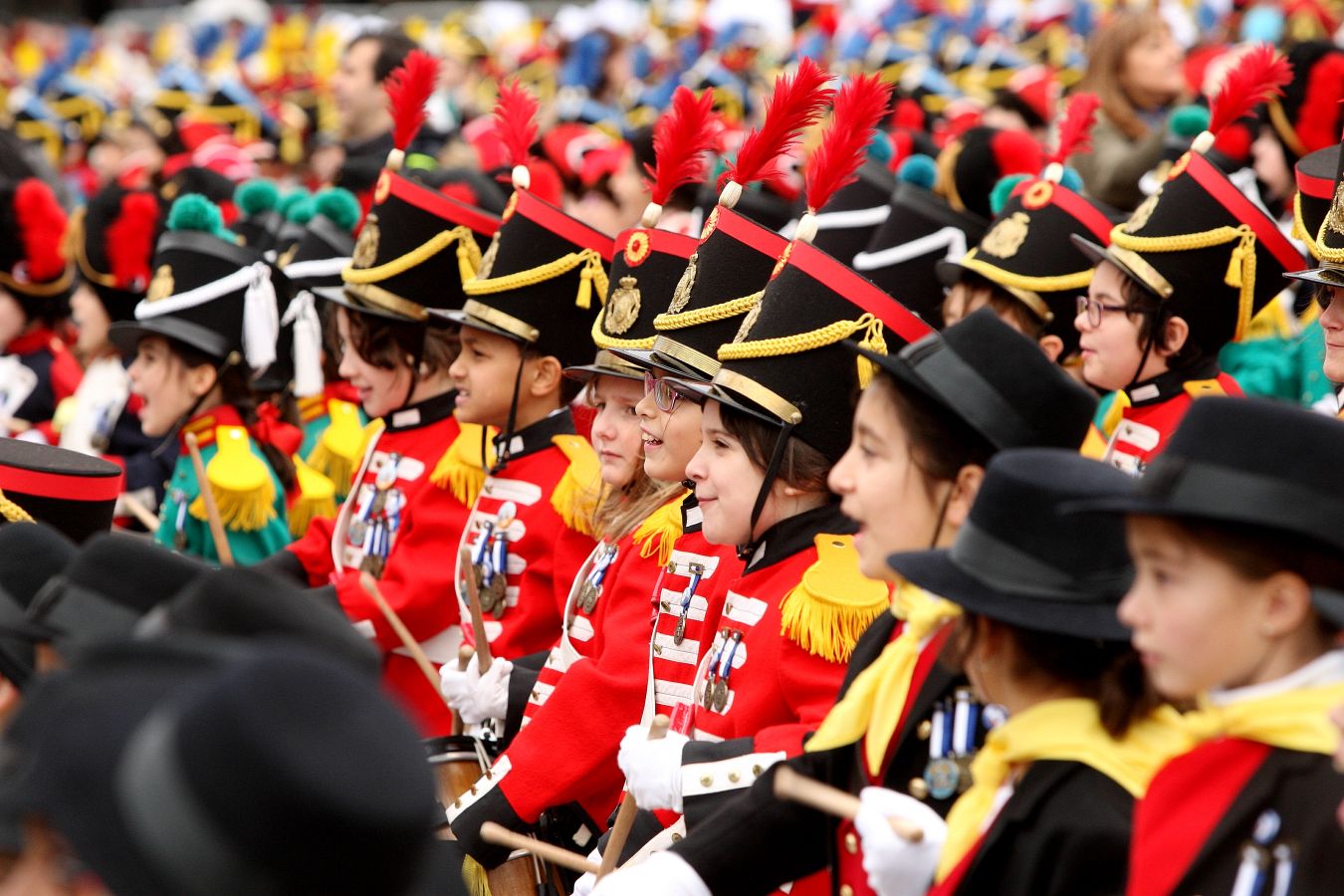 Casi 5.000 niños han desfilado por el centro de San Sebastián al son de la música de Sarriegui
