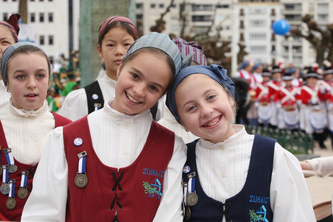 Casi 5.000 niños han desfilado por el centro de San Sebastián al son de la música de Sarriegui