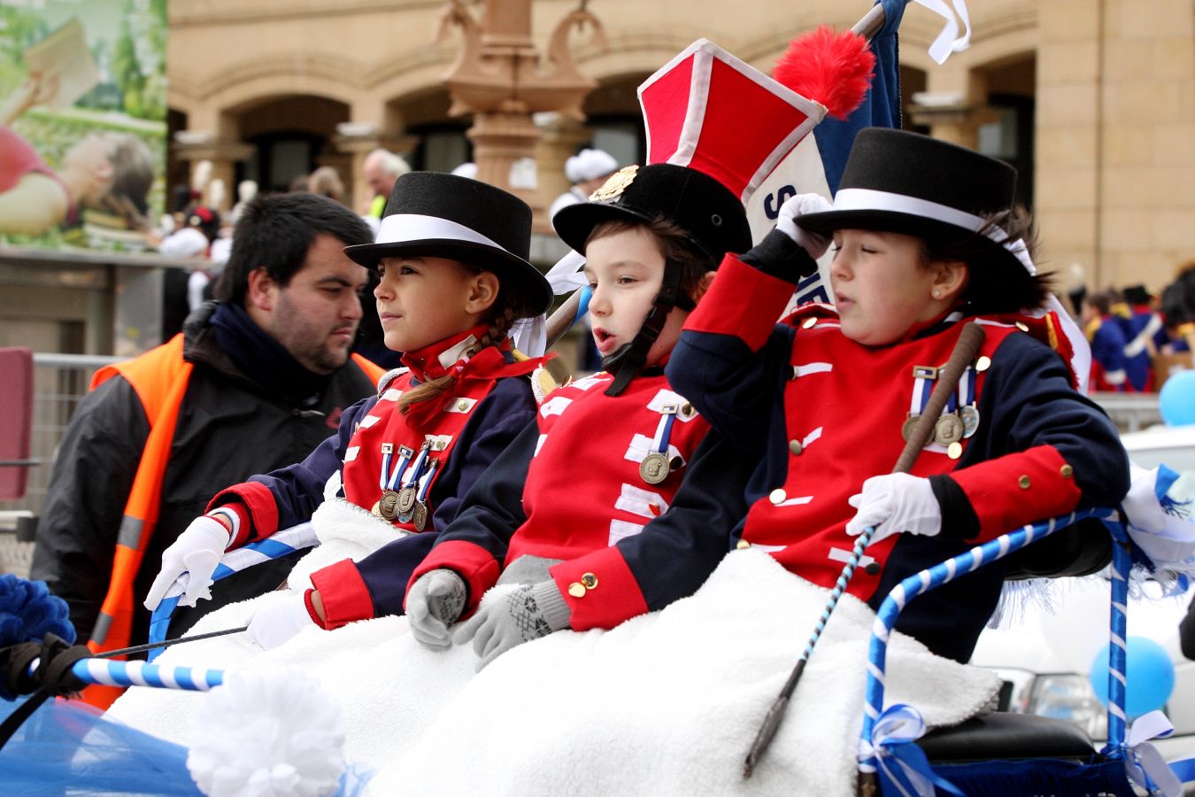 Casi 5.000 niños han desfilado por el centro de San Sebastián al son de la música de Sarriegui