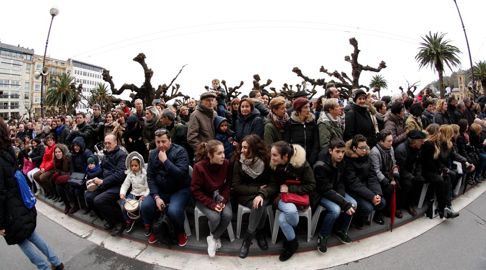Casi 5.000 niños han desfilado por el centro de San Sebastián al son de la música de Sarriegui