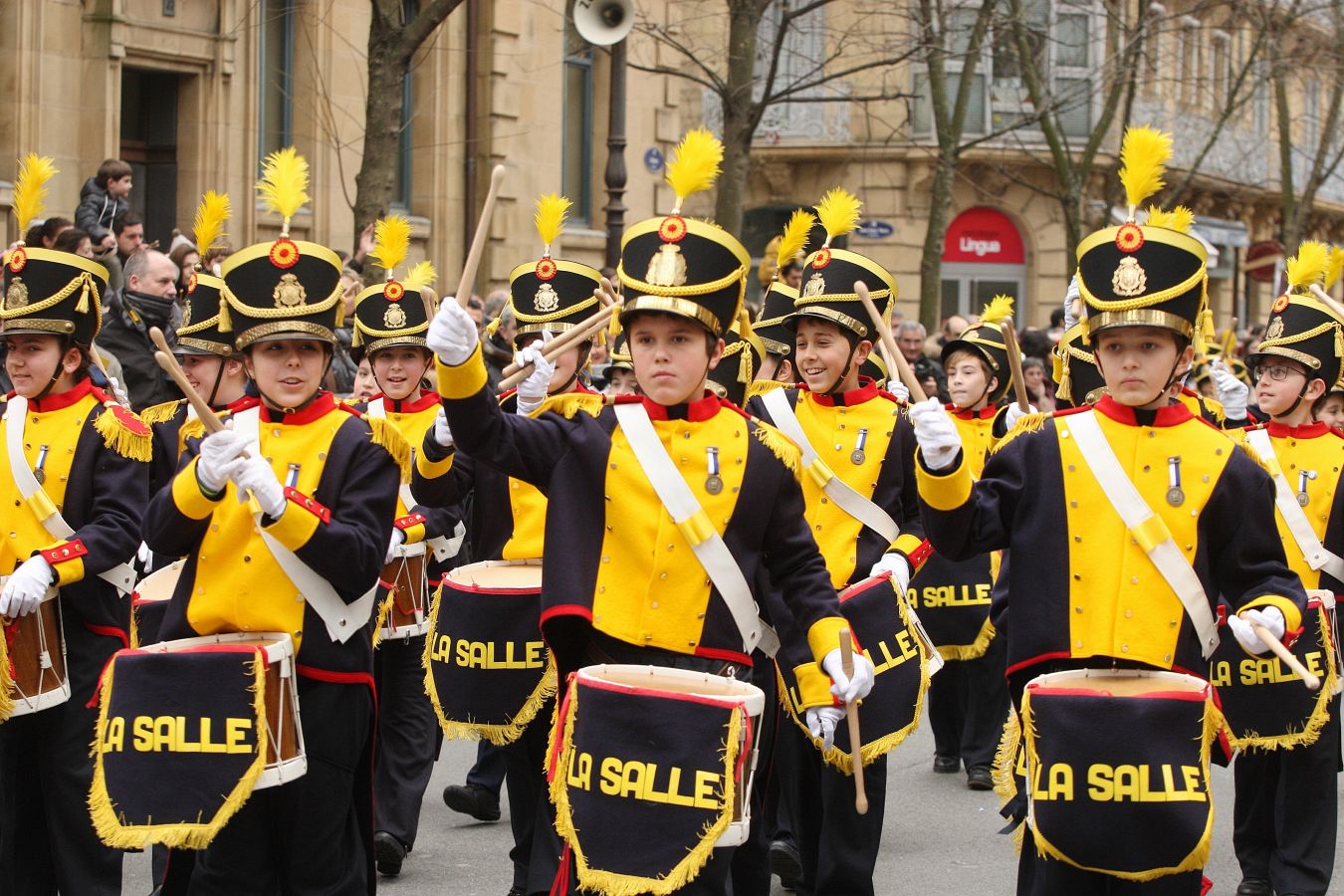 Casi 5.000 niños han desfilado por el centro de San Sebastián al son de la música de Sarriegui