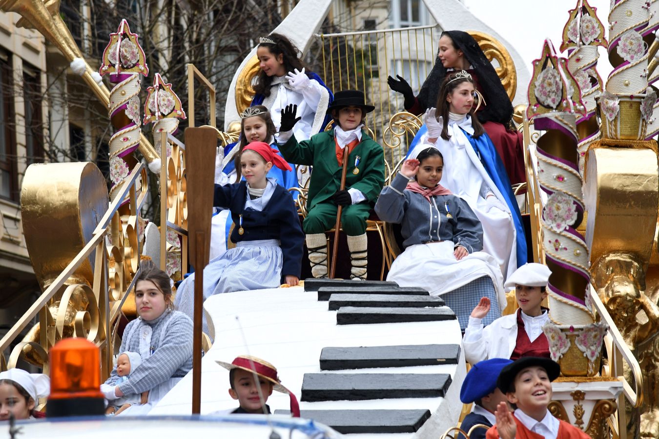 Casi 5.000 niños han desfilado por el centro de San Sebastián al son de la música de Sarriegui