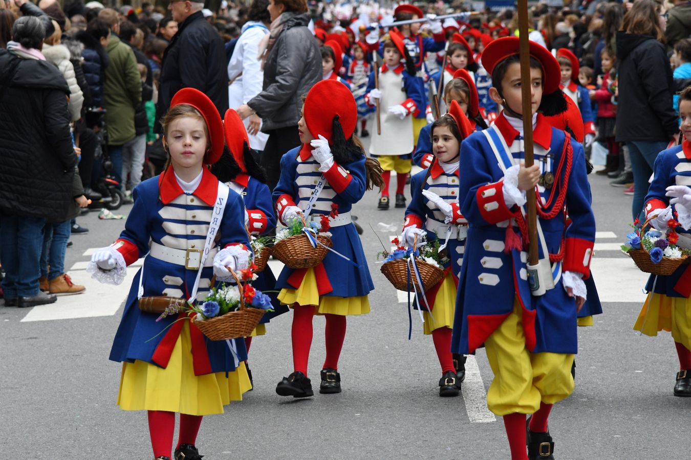 Casi 5.000 niños han desfilado por el centro de San Sebastián al son de la música de Sarriegui