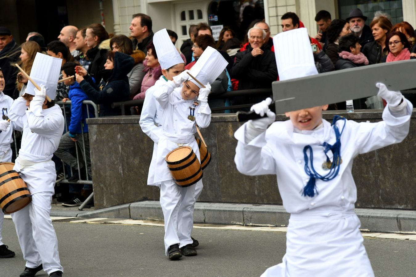 Casi 5.000 niños han desfilado por el centro de San Sebastián al son de la música de Sarriegui