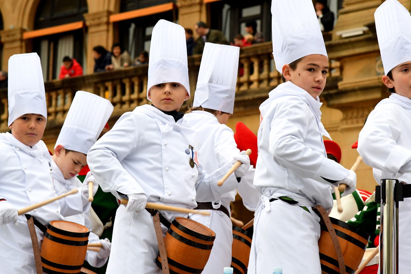 Casi 5.000 niños han desfilado por el centro de San Sebastián al son de la música de Sarriegui
