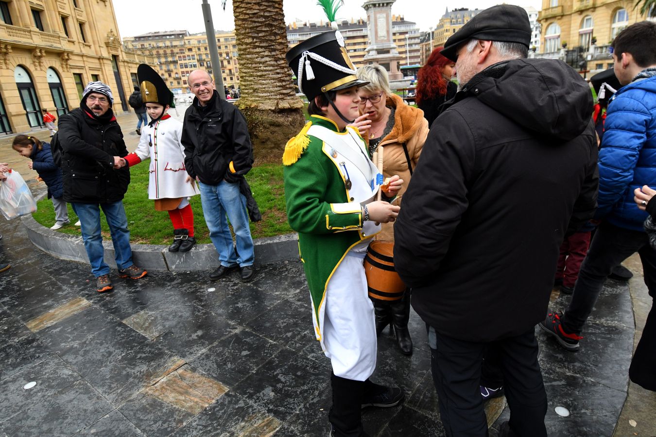 Casi 5.000 niños han desfilado por el centro de San Sebastián al son de la música de Sarriegui