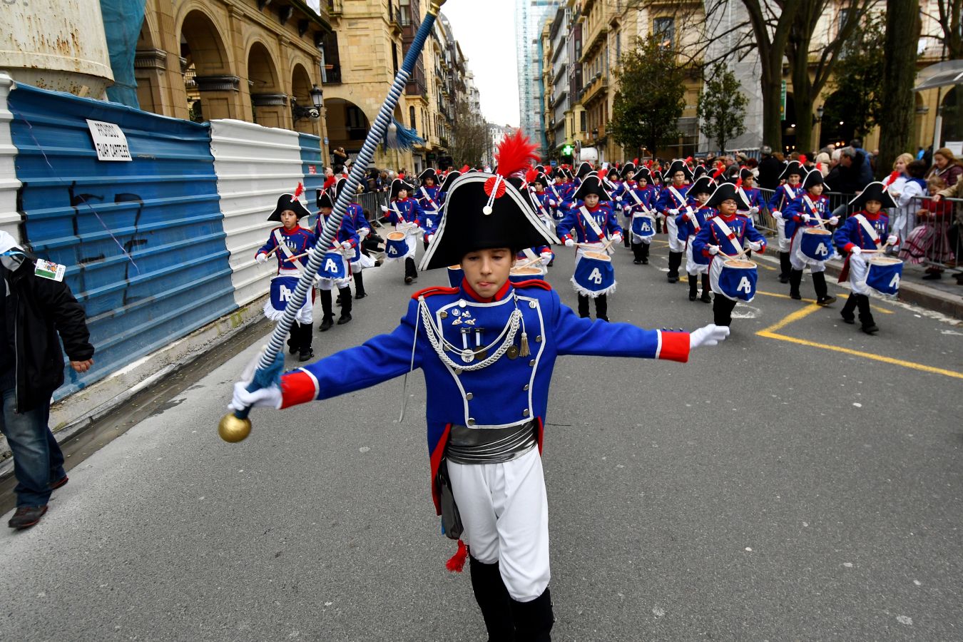 Casi 5.000 niños han desfilado por el centro de San Sebastián al son de la música de Sarriegui