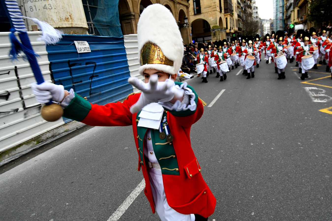 Casi 5.000 niños han desfilado por el centro de San Sebastián al son de la música de Sarriegui