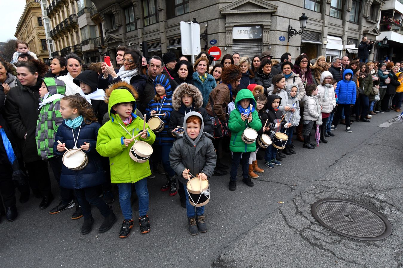Casi 5.000 niños han desfilado por el centro de San Sebastián al son de la música de Sarriegui