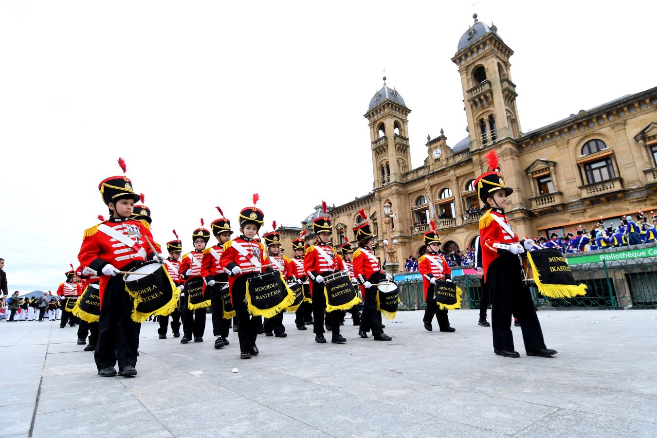 Casi 5.000 niños han desfilado por el centro de San Sebastián al son de la música de Sarriegui