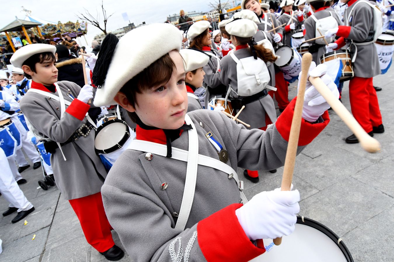 Casi 5.000 niños han desfilado por el centro de San Sebastián al son de la música de Sarriegui