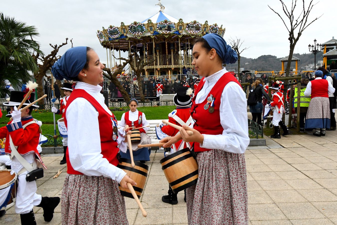 Casi 5.000 niños han desfilado por el centro de San Sebastián al son de la música de Sarriegui