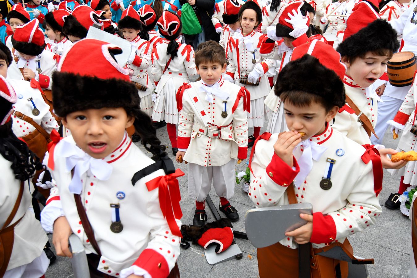 Casi 5.000 niños han desfilado por el centro de San Sebastián al son de la música de Sarriegui