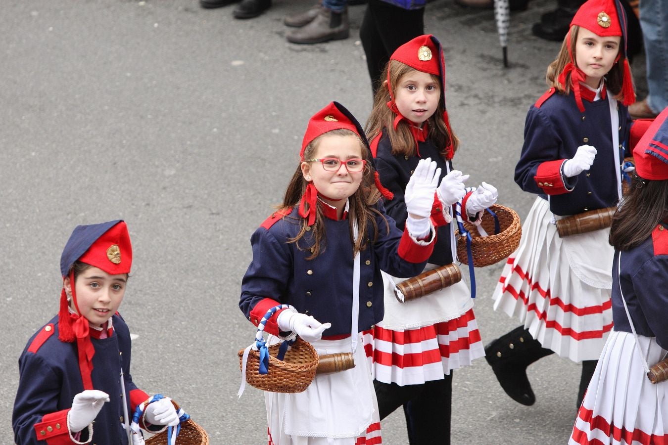 Casi 5.000 niños han desfilado por el centro de San Sebastián al son de la música de Sarriegui