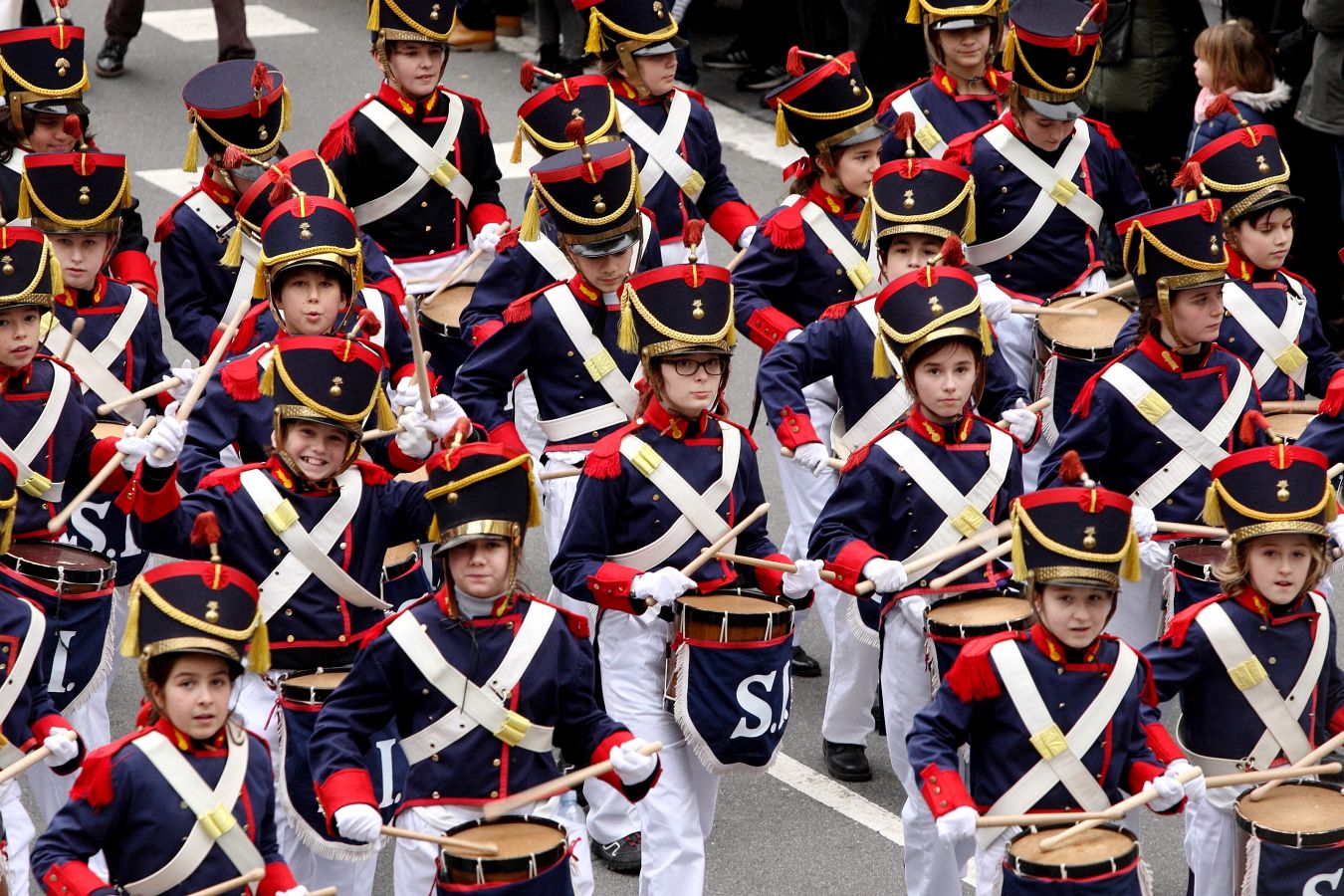 Casi 5.000 niños han desfilado por el centro de San Sebastián al son de la música de Sarriegui