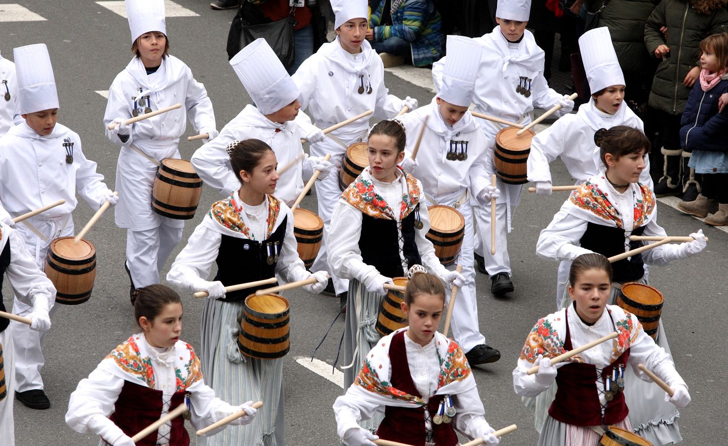 Casi 5.000 niños han desfilado por el centro de San Sebastián al son de la música de Sarriegui