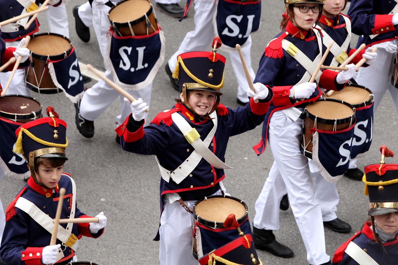 Casi 5.000 niños han desfilado por el centro de San Sebastián al son de la música de Sarriegui