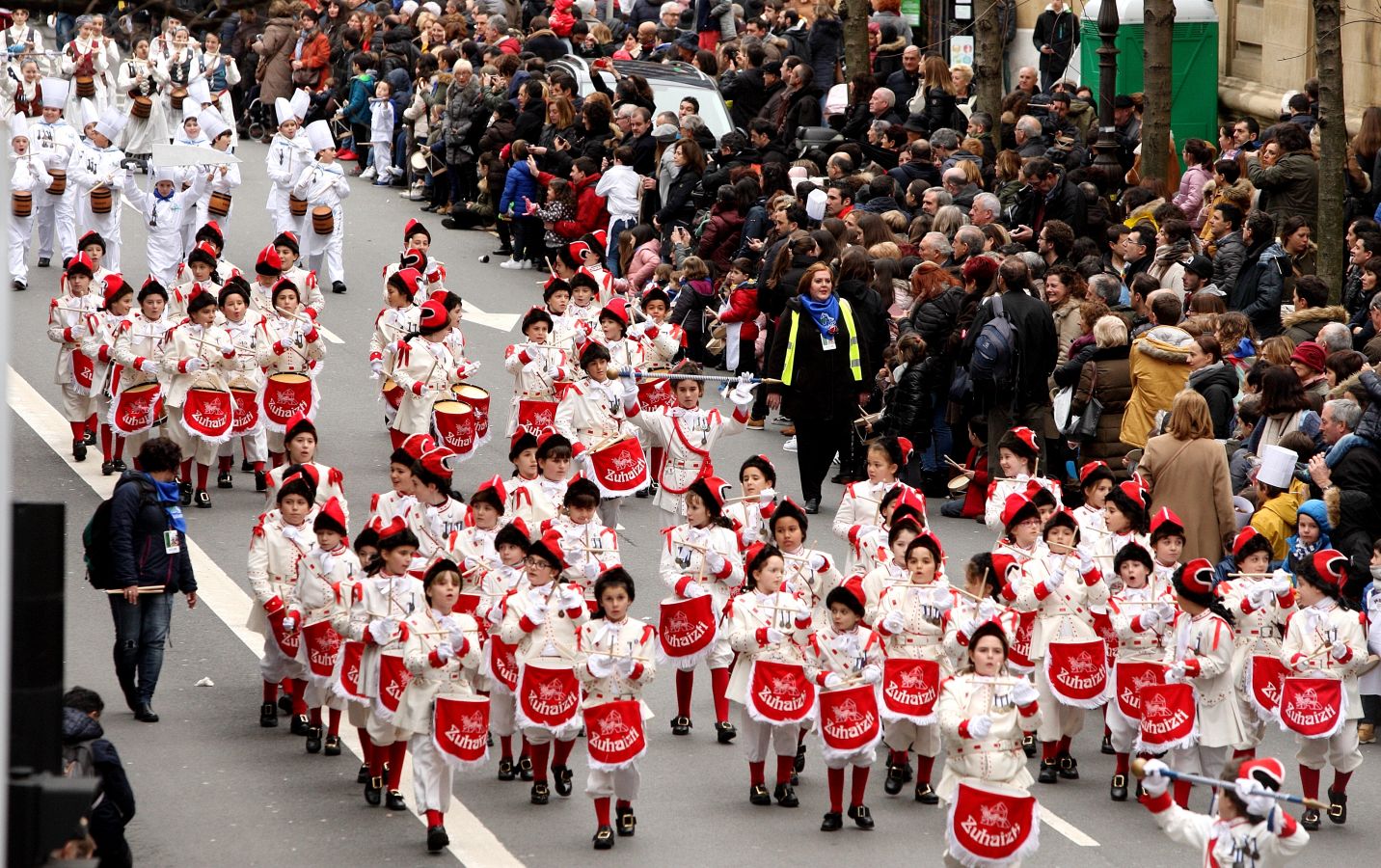 Casi 5.000 niños han desfilado por el centro de San Sebastián al son de la música de Sarriegui