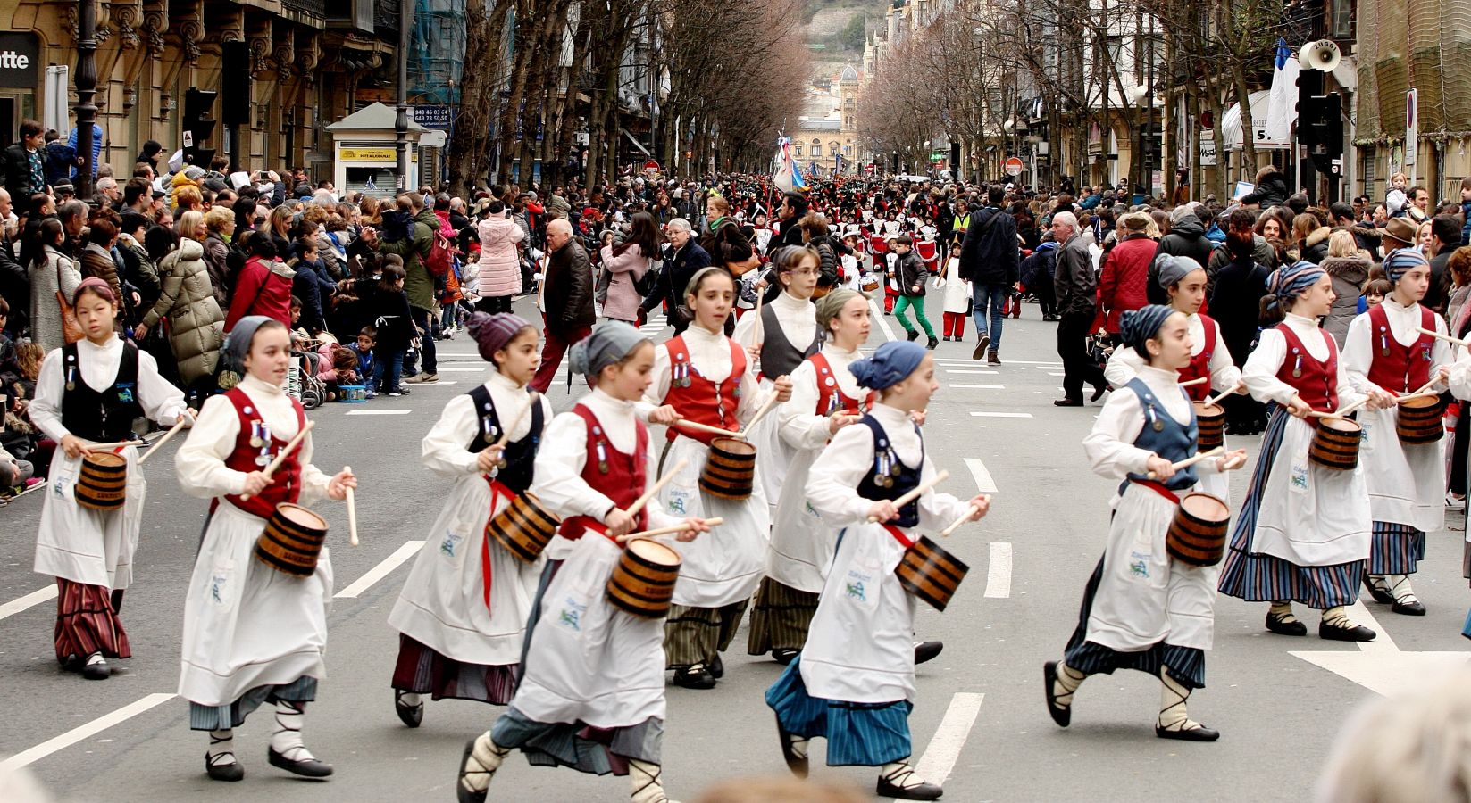 Casi 5.000 niños han desfilado por el centro de San Sebastián al son de la música de Sarriegui