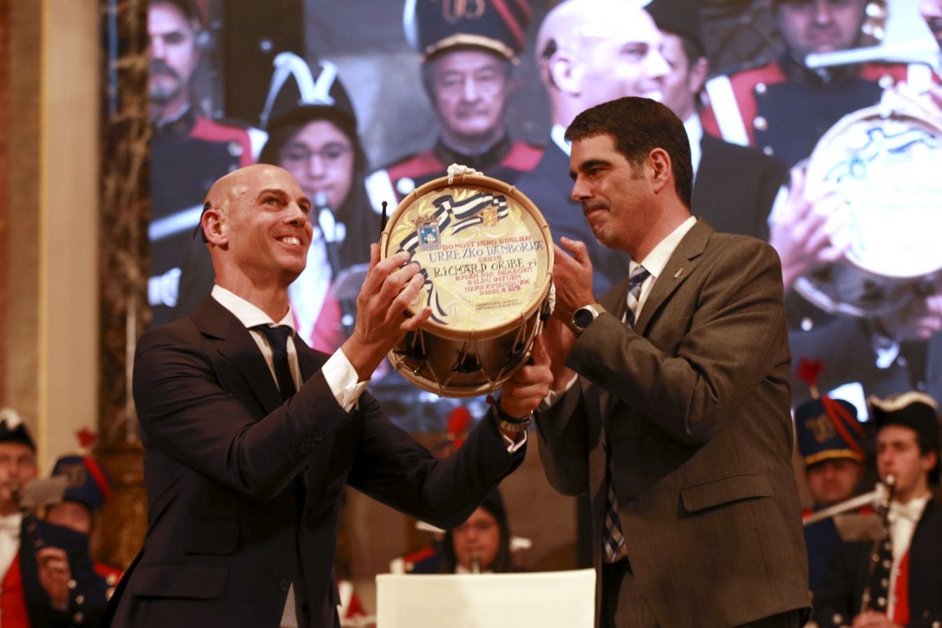 El deportista paralímpico ve cumplido su sueño de hacerse con el máximo galardón de la ciudad en una ceremonia llena de emoción