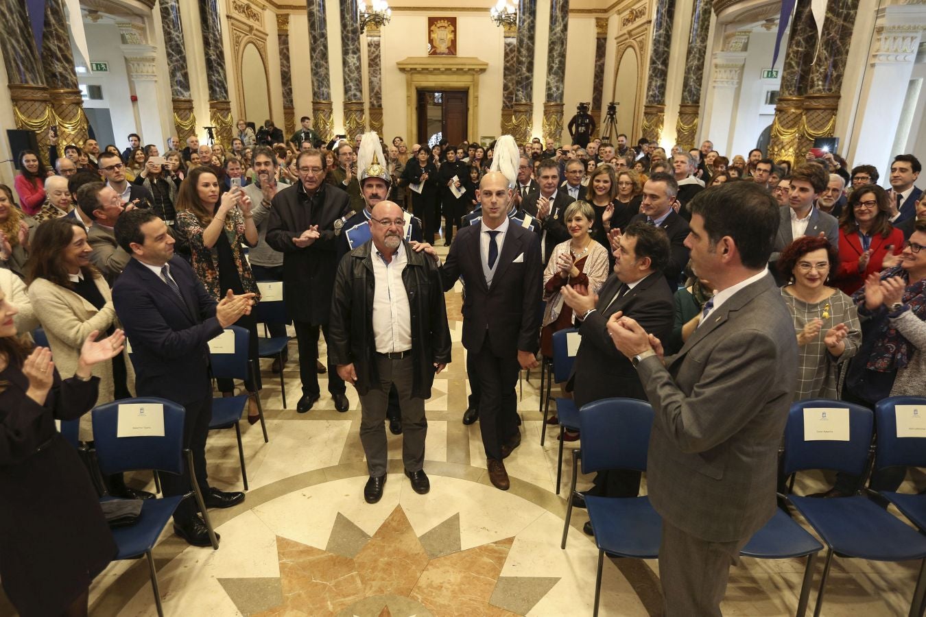 El deportista paralímpico ve cumplido su sueño de hacerse con el máximo galardón de la ciudad en una ceremonia llena de emoción