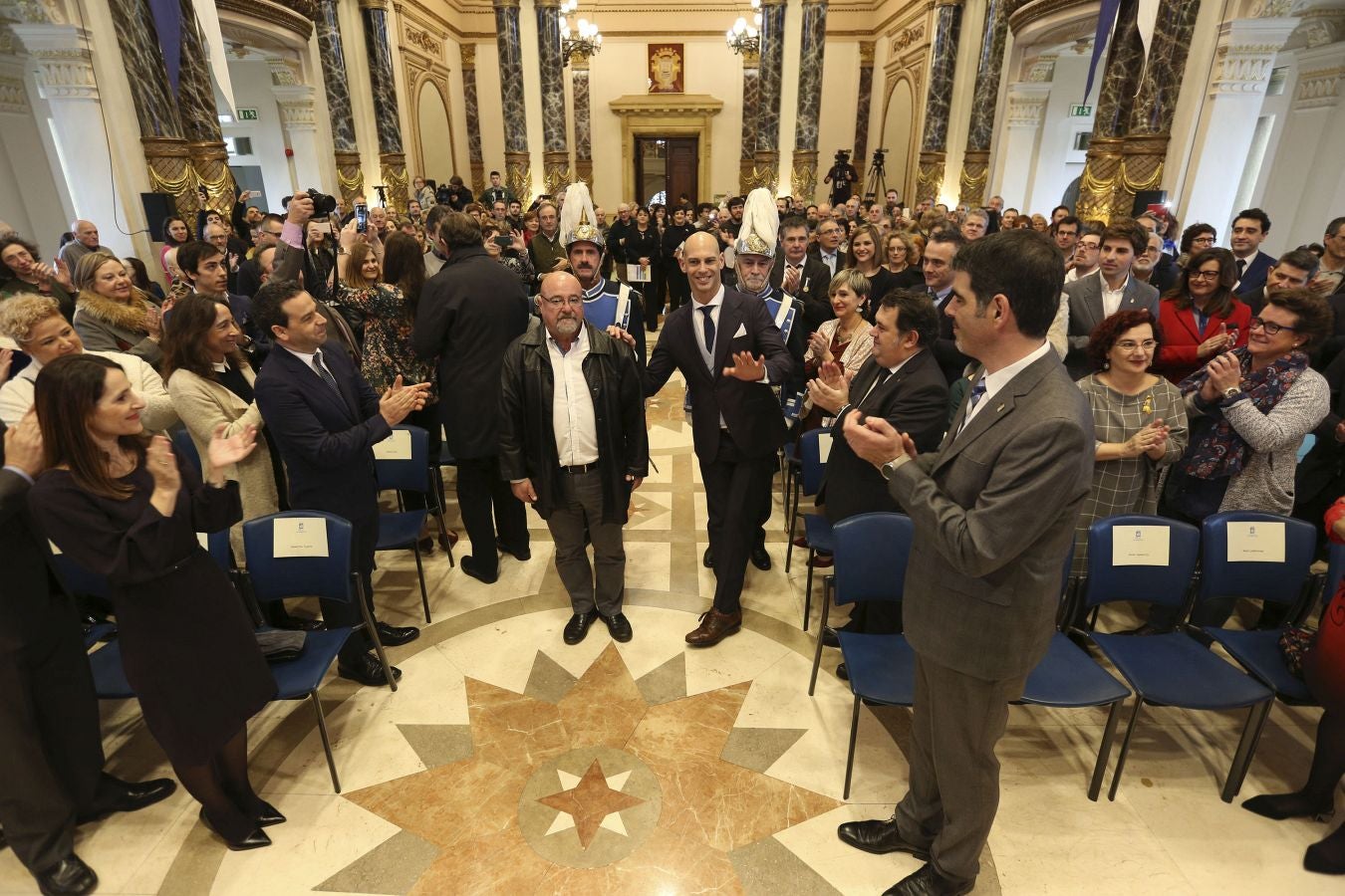 El deportista paralímpico ve cumplido su sueño de hacerse con el máximo galardón de la ciudad en una ceremonia llena de emoción