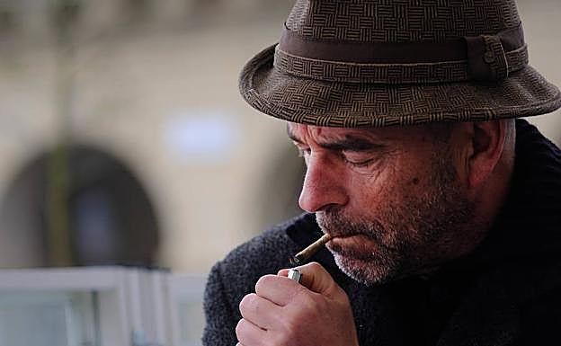 Joseba Apaolaza aktorek pisu handiko pertsonaiak eraman ditu oholtzara.