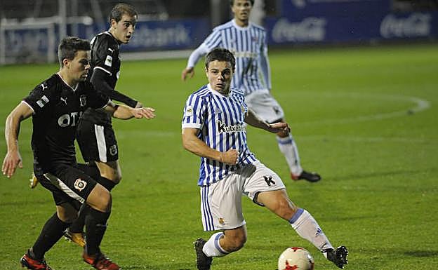Sangalli, uno de los mejores ayer en Zubieta, controla el balón y busca el pase durante el partido ante el CD Vitoria