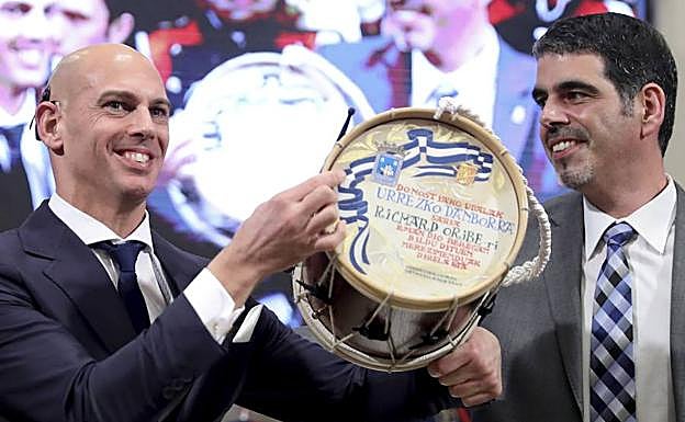 Richard Oribe recibe el Tambor de Oro de manos del alcalde de San Sebastián, Eneko Goia.
