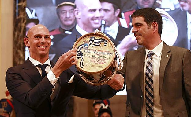 Richard Oribe ha recibido el Tambor de Oro de manos del alcalde Eneko Goia