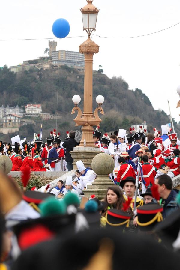 Casi 5.000 niños han desfilado por el centro de San Sebastián al son de la música de Sarriegui