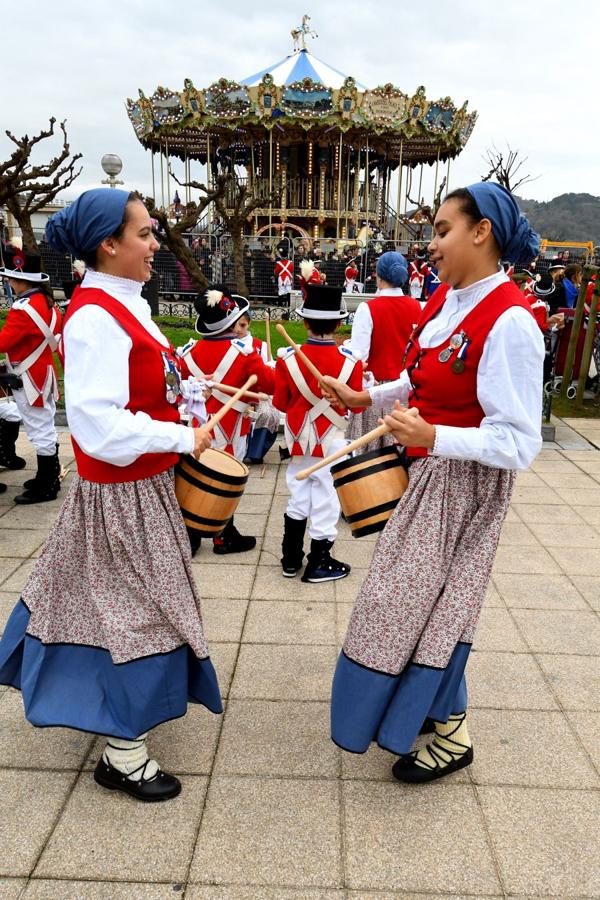 Casi 5.000 niños han desfilado por el centro de San Sebastián al son de la música de Sarriegui